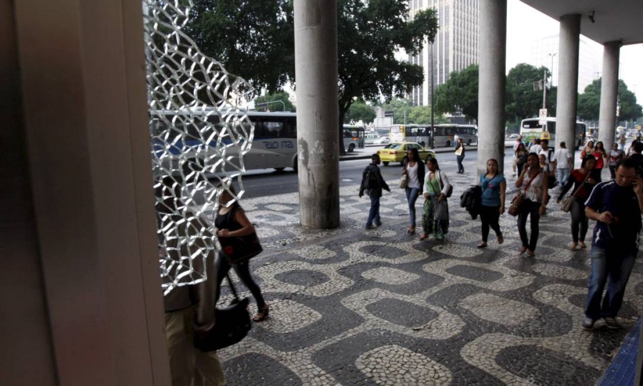 Parte de uma vidraça que foi quebrada na Avenida Presidente Vargas Foto: Marcos Tristão / Agência O Globo