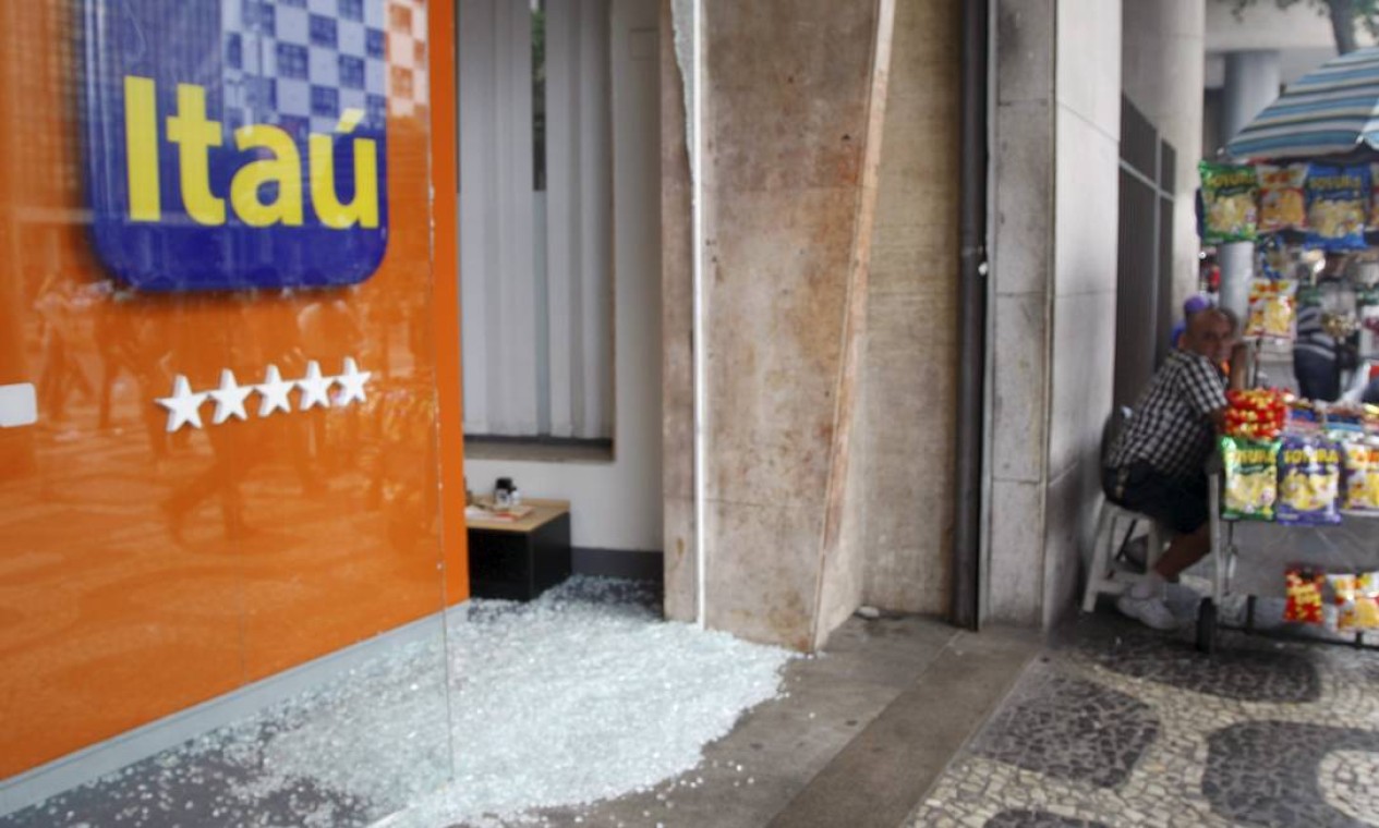Agência do Itaú também teve o vidro da fachada quebrado Foto: Marcos Tristão / Agência O Globo
