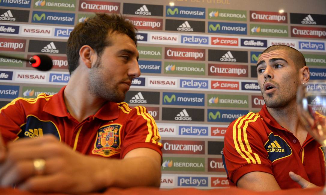Spain's national footballers Santi Cazorla (L) and goalkeeper Victor Valdes talk during a press conference at a hotel in Recife, northeastern Brazil, on June 14, 2013 on the eve of the start of the Confederation Cup Brazil 2013 football tournament. AFP PHOTO / LLUIS GENE Foto: LLUIS GENE / AFP
