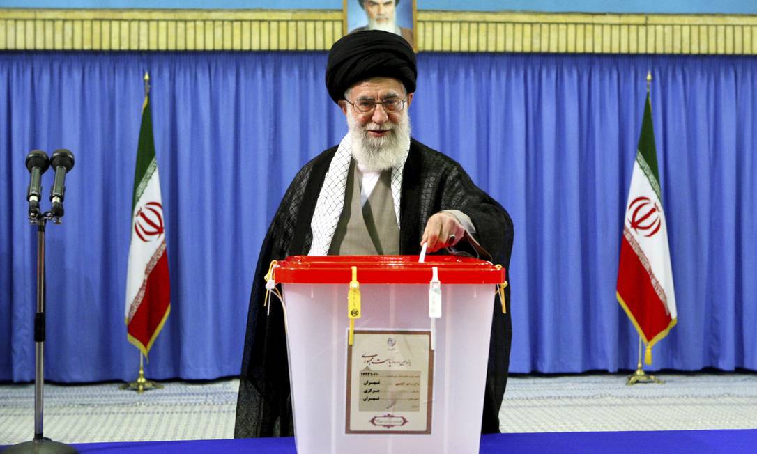
Aiatolá Ali Khamenei manda os EUA ao inferno após votar nas eleições presidenciais do Irã
Foto: Uncredited / AP