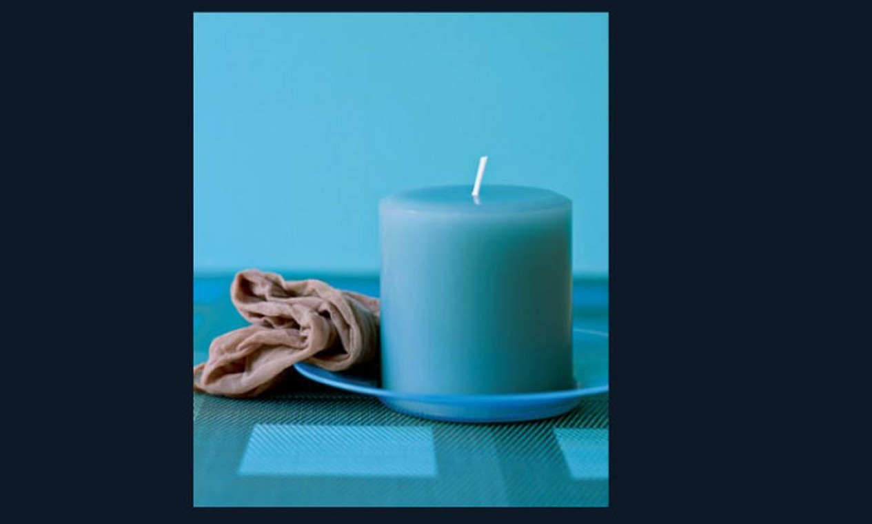 Para limpar velas empoeiradas, use meia-calça Foto: Reprodução da internet
