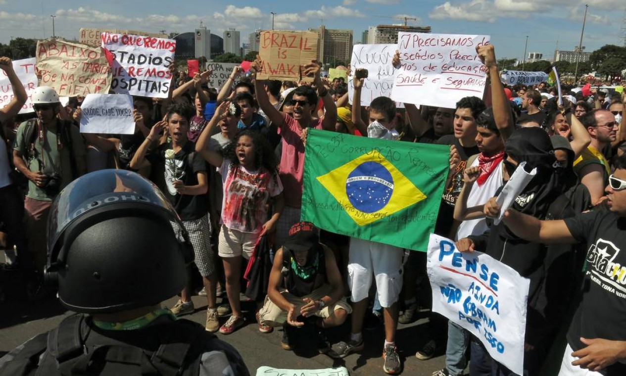 Manifestantes protestam contra os custos da Copa no Brasil Foto: Tales Azzoni / AP