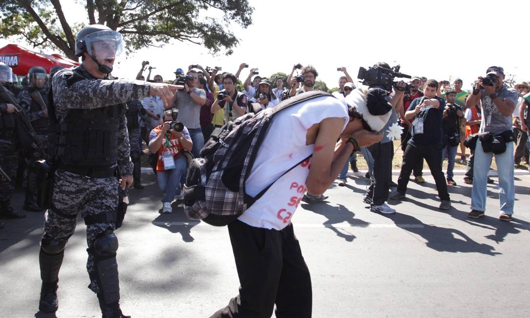 
Em Brasília, manifestantes entram em confronto com a PM
Foto: André Coelho / Agência O Globo