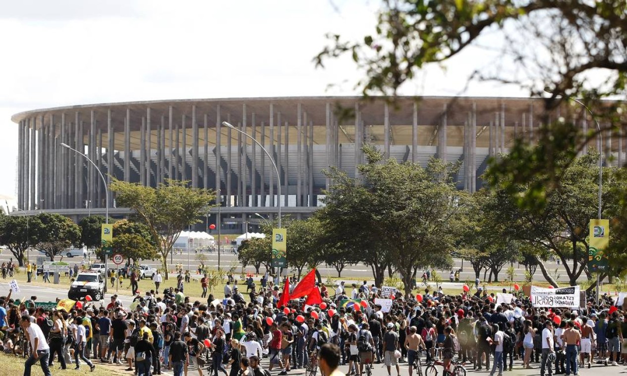 Manifestantes realizam protesto próximo ao estádio Mané Garrincha, horas antes da partida de abertura da Copa das Confederações entre Brasil e Japão Foto: BETO BARATA / AFP