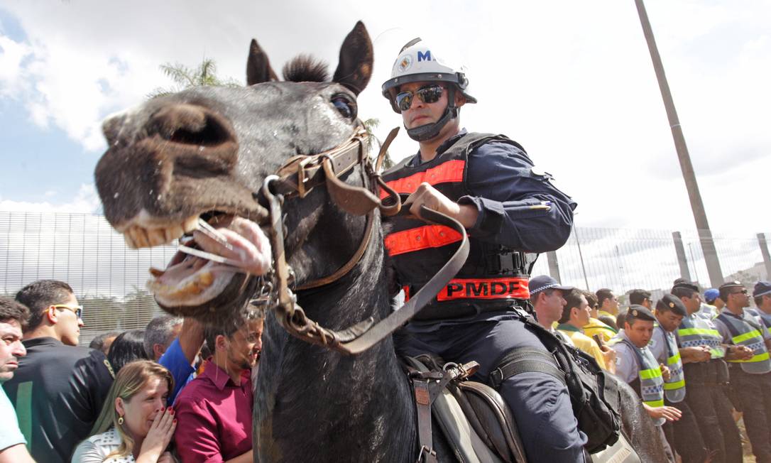 
Cavalo da PM avança sobre manifestantes e imprensa
Foto: André Coelho / Agência O Globo
