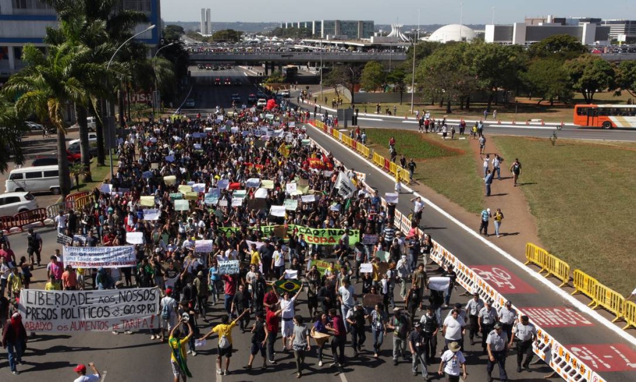 Entre 500 e 600 pessoas participaram do protesto em Brasília Foto: André Coelho / Agência O Globo