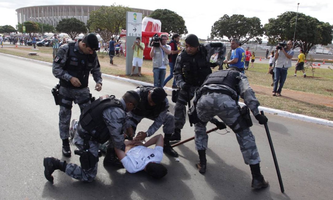 Manifestante é detido por policiais durante o protesto em Brasília Foto: ANDRE COELHO / Agência O Globo