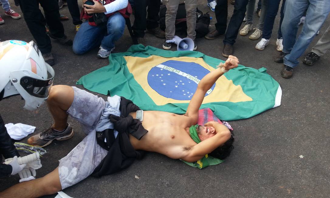 Manifestante Gabriel é ferido em protesto na porta do estádio Mané Garrincha Foto: Carlos Eduardo Mansur / Agência O Globo