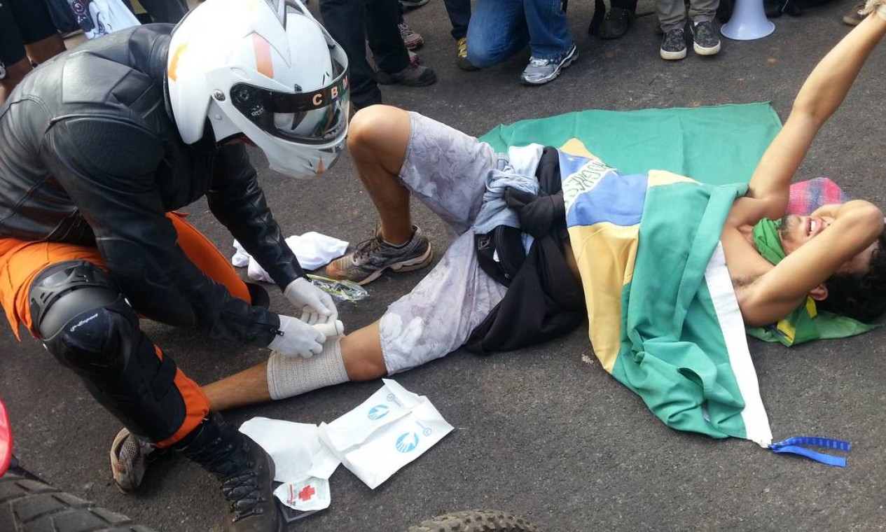 Torcedor é ferido em protesto na porta do estádio Mané Garrincha Foto: Carlos Eduardo Mansur / Agência O Globo