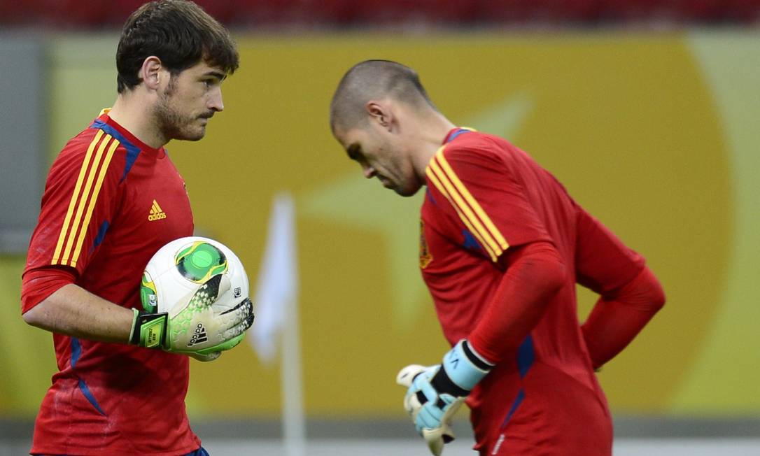 Spanish goalkeeper Iker Casillas (L) and substitute goalkeeper Victor Valdes (R) are seen during a training session at the Arena Pernambuco stadium near Recife, northeastern Brazil, on June 15, 2013 on the eve of Spain and Uruguay's first FIFA Confederation Cup 2013 match. AFP PHOTO / LLUIS GENE Foto: LLUIS GENE / AFP