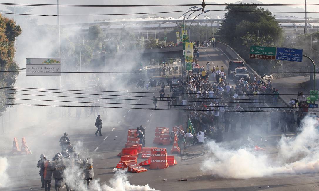 Manifestantes entram em confronto com policiais no entorno do Maracanã Foto: Domingos Peixoto / Agência O Globo