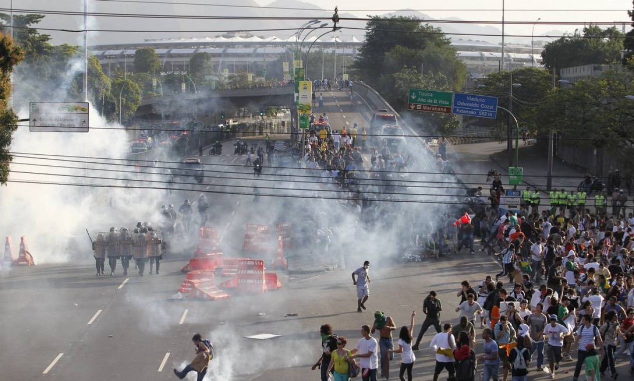 Tropa de Choque da Polícia Militar entra em confronto com manifestantes durante ato em frente ao Maracanã, momentos antes da partida entre México e Itália, pela Copa das Confederações Foto: Agência O Globo