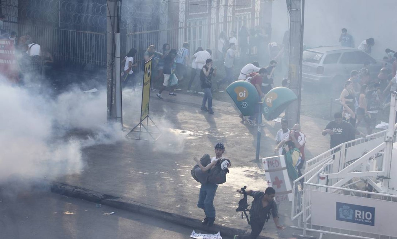 Tropa de Choque da Polícia Militar tenta dispersar os manifestantes com bombas de gás lacrimogêneo Foto: Domingos Peixoto / Agência O Globo