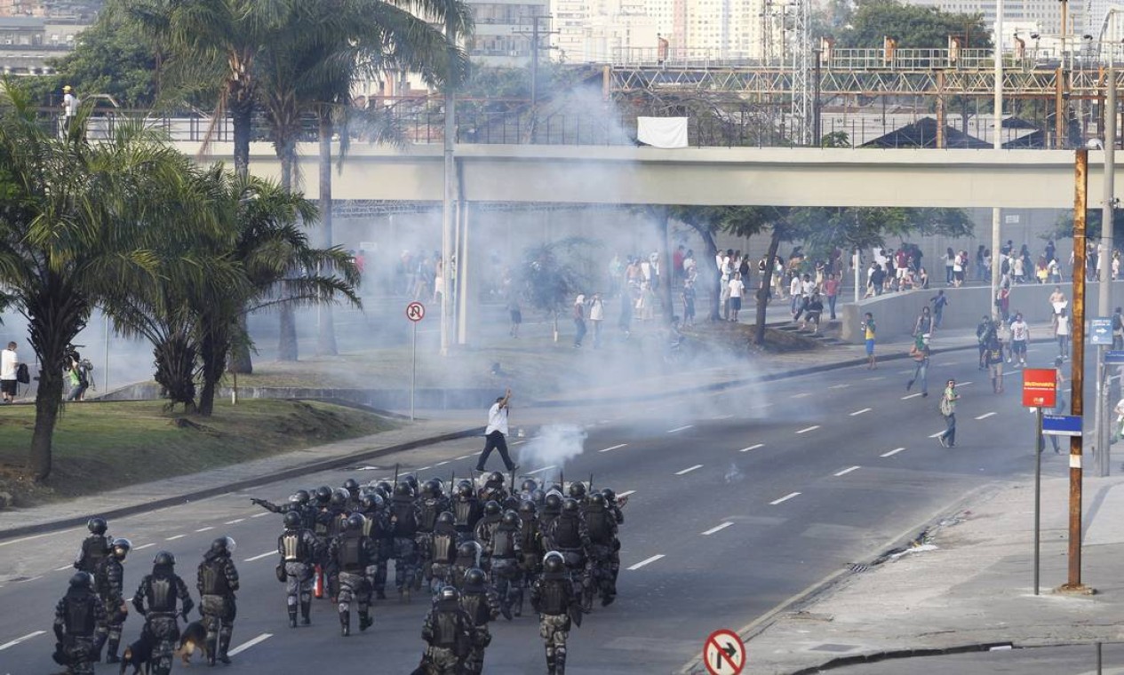 Tropa de Choque da Polícia Militar tenta dispersar manifestantes com bombas de gás lacrimogêneo Foto: Domingos Peixoto / Agência O Globo