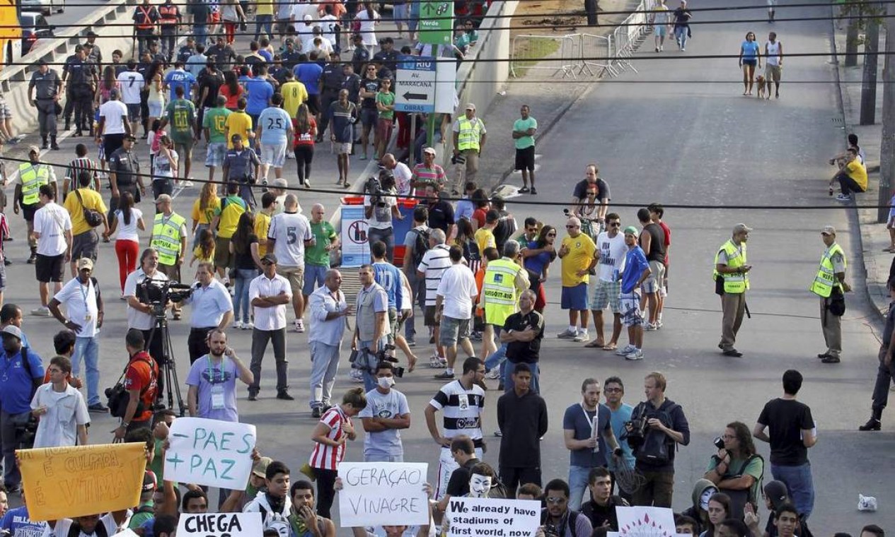 Manifestantes se aglomeram no início da rampa que dá acesso ao Maracanã, durante protesto antes do jogo entre México e Itália pela Copa das Confederações Foto: Domingos Peixoto / Agência O Globo