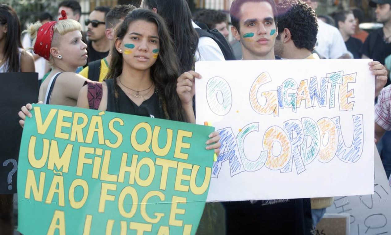 Manifestantes protestam com cartazes em frente ao Maracanã Foto: Luiz Ackermann / Extra