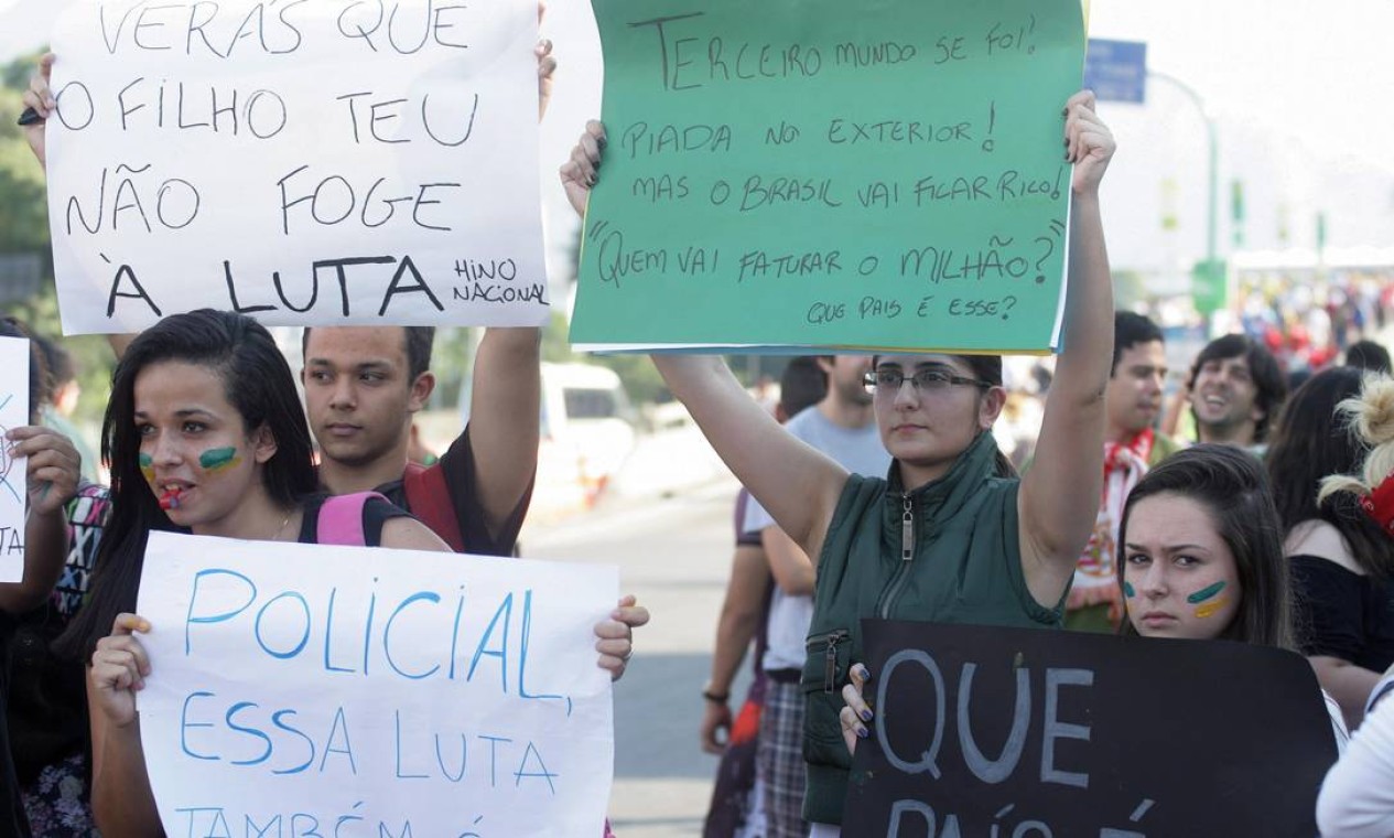 Manifestantes protestam com cartazes em frente ao Maracanã Foto: Luiz Ackermann / Agência O Globo
