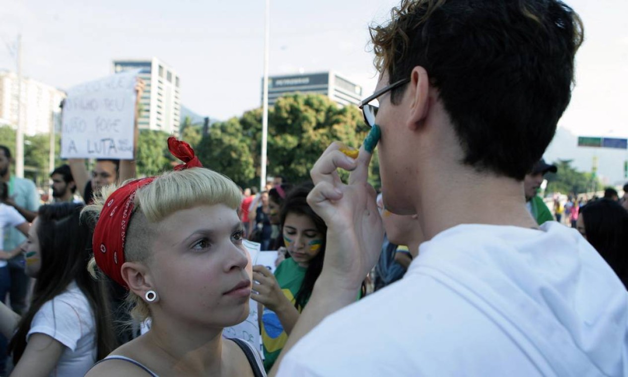 Manifestantes se pintam para o ato em frente ao Maracanã Foto: Luiz Ackermann / Agência O Globo