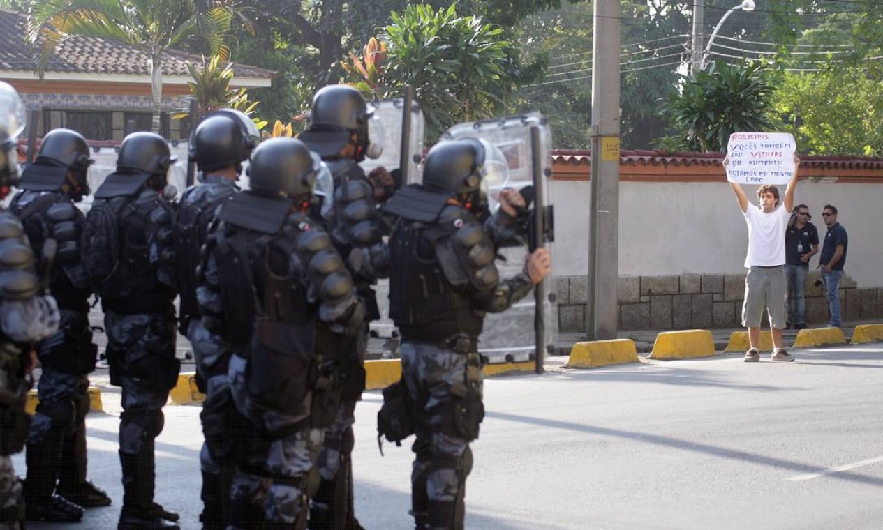 Tropa de Choque da Polícia Militar monta guarda nas proximidades do Maracanã Foto: Luiz Ackermann / Agência O Globo