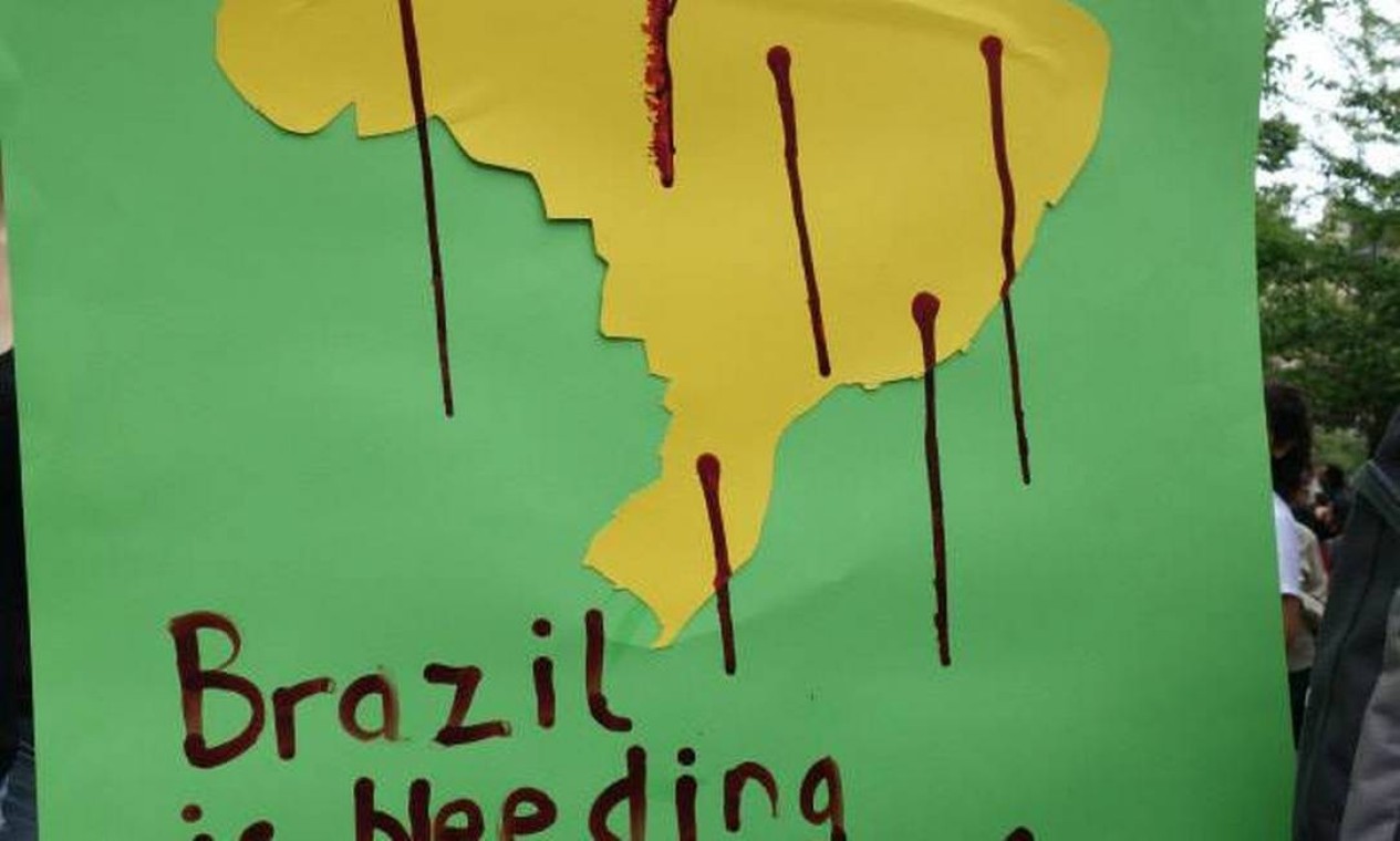 Cartaz em Berlim: "Brasil está sangrando o sangue da corrupção" Foto: Facebook