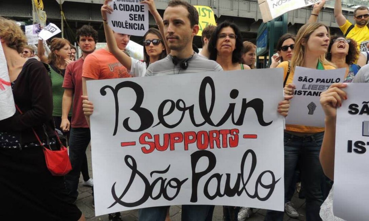 Jovem, em Berlim, com cartaz de apoio às manifestações realizadas em São Paulo Foto: Facebook