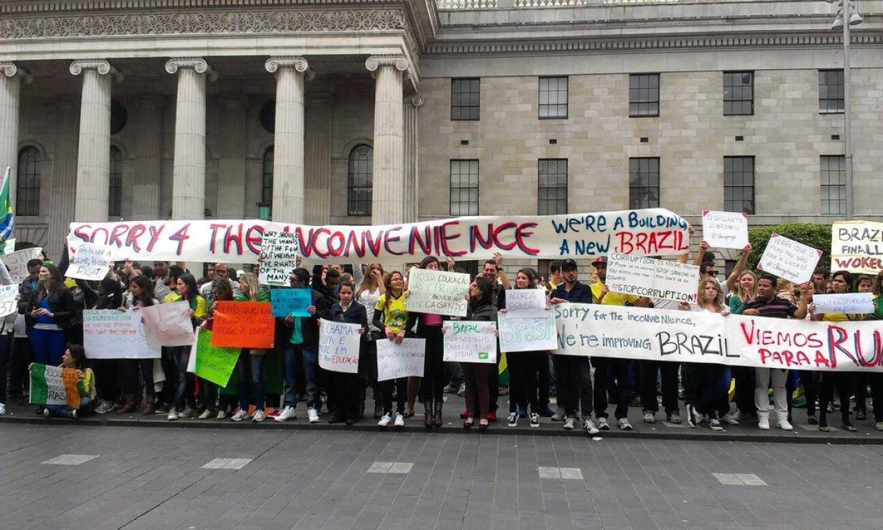 Manifestantes em Dublin com cartazes Foto: Facebook