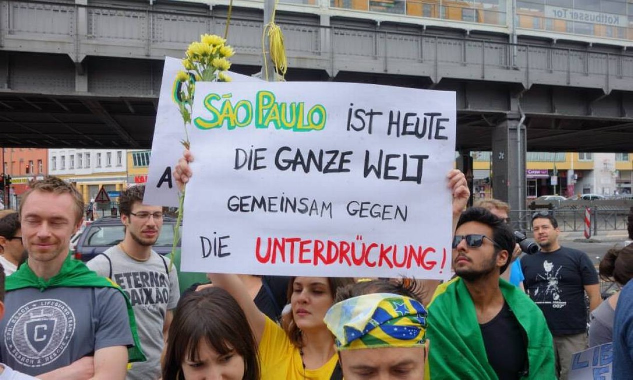 Manifestantes em Berlim: "São Paulo é hoje o mundo inteiro. Juntos contra a opressão!" Foto: Facebook