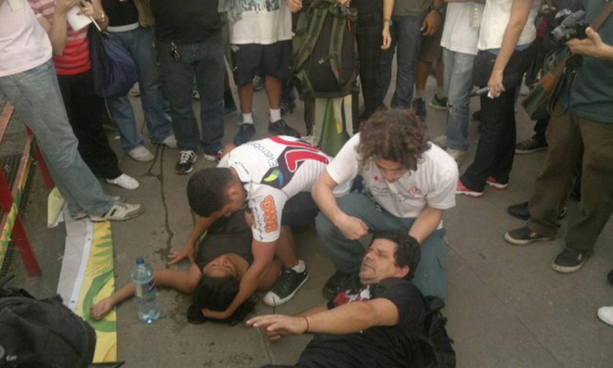 Manifestantes passam mal após confronto com a Polícia Militar Foto: Rodrigo Bertolucci