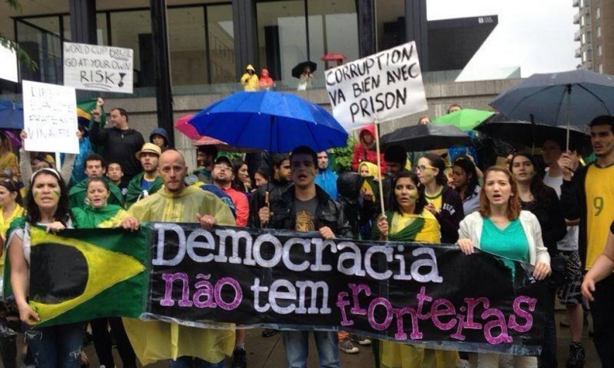 Brasileiros protestam em Montreal, no Canadá Foto: Facebook