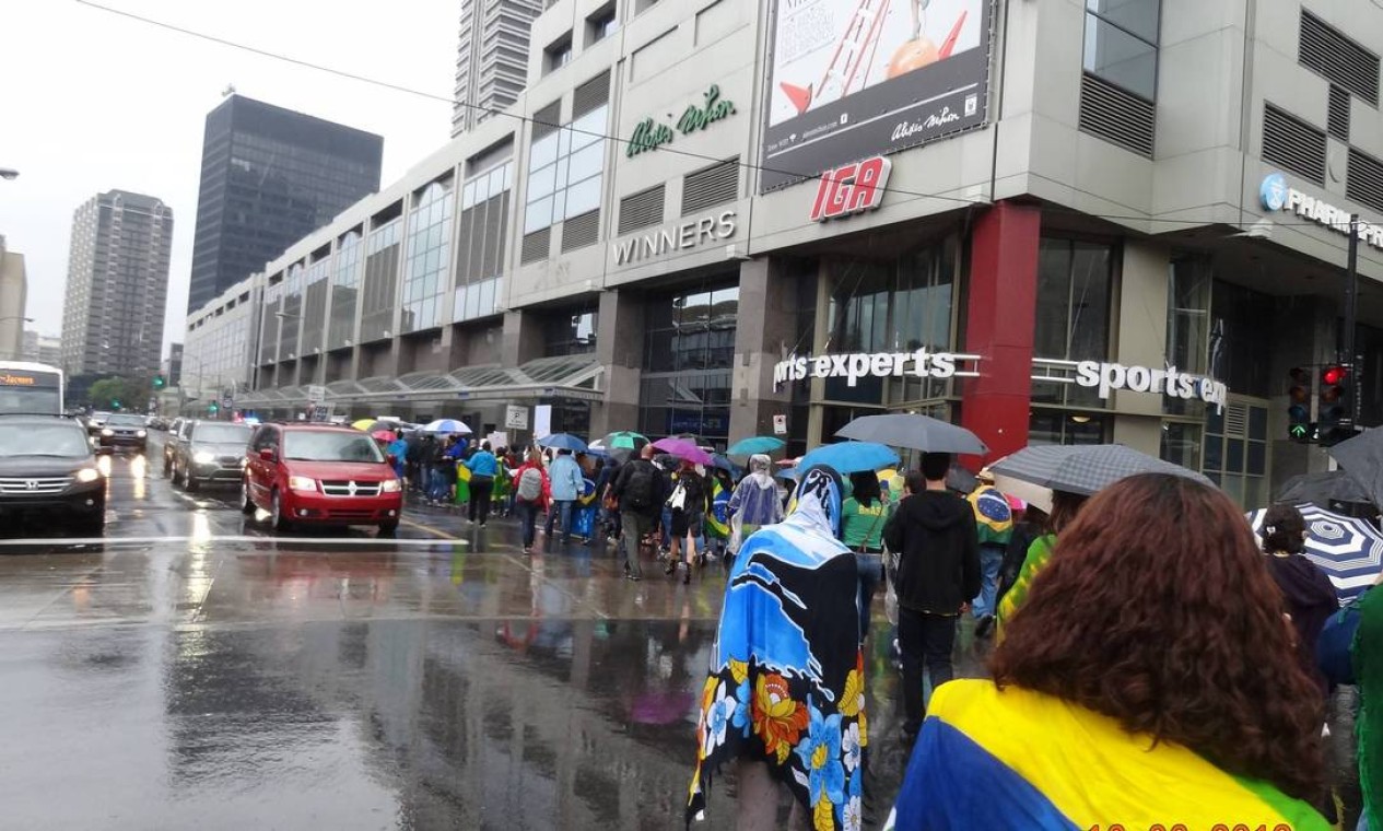 Brasileiros caminham debaixo de chuva em Montreal, no Canadá Foto: Facebook