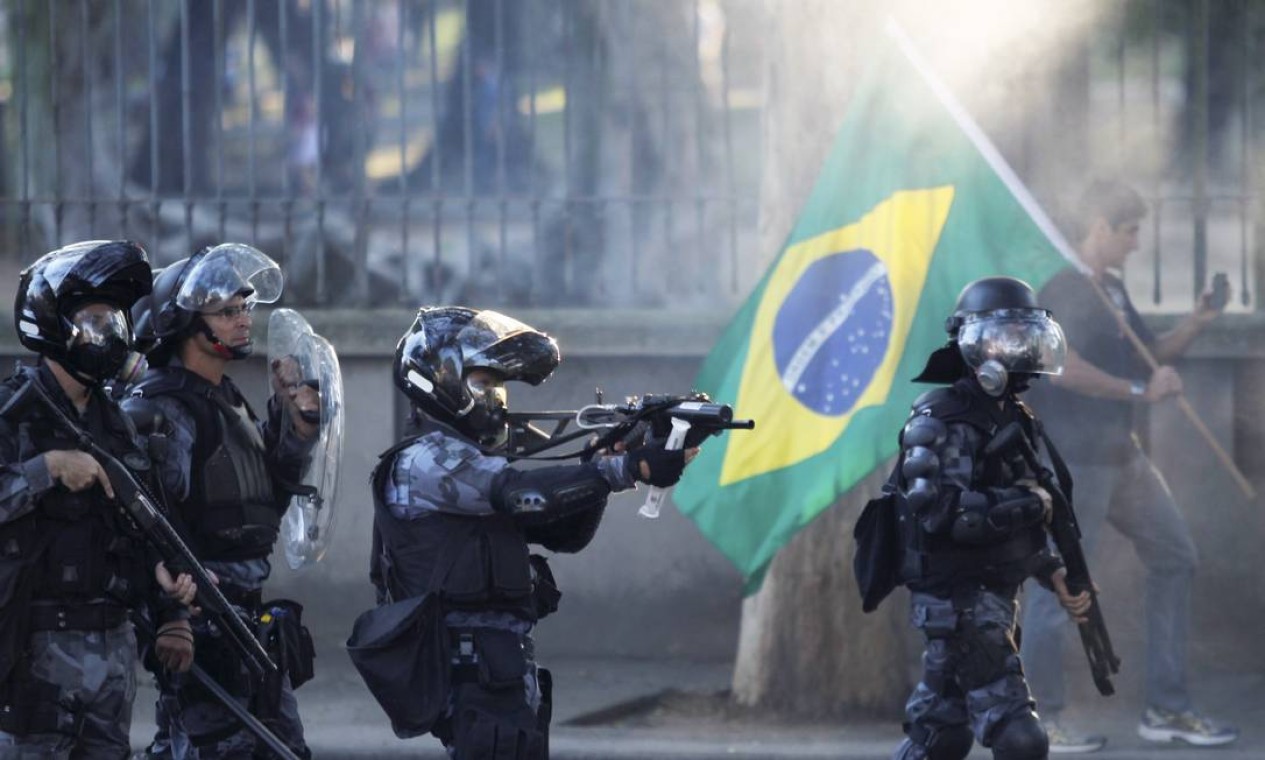 Tropa de Choque da Polícia Militar atira balas de borracha Foto: Pedro Kirilos / Agência O Globo