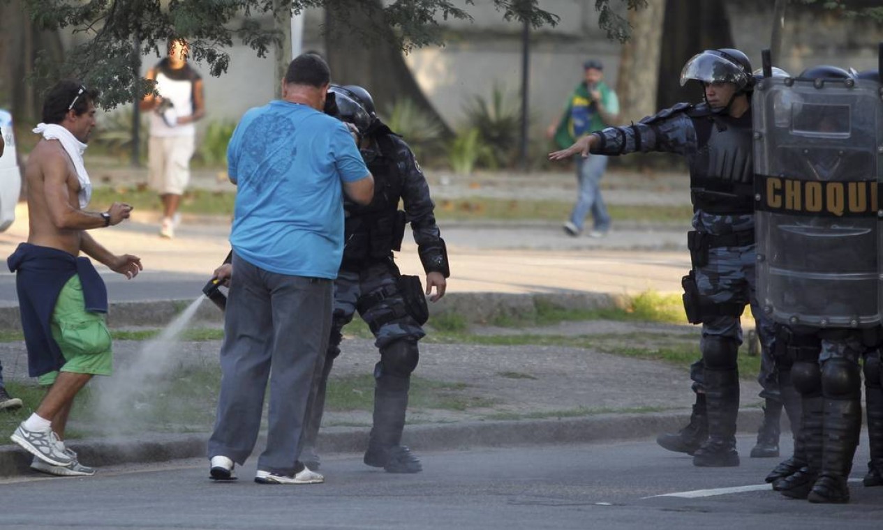 Homem da Tropa de Choque da Polícia Militar lança spray de pimenta contra homem na Quinta da Boa Vista Foto: Pedro Kirilos / Agência O Globo