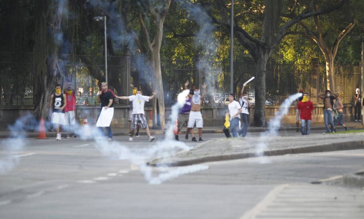 Bombas de gás lacrimogêneo também foram usadas para dispersar os manifestantes Foto: Pedro Kirilos / Agência O Globo