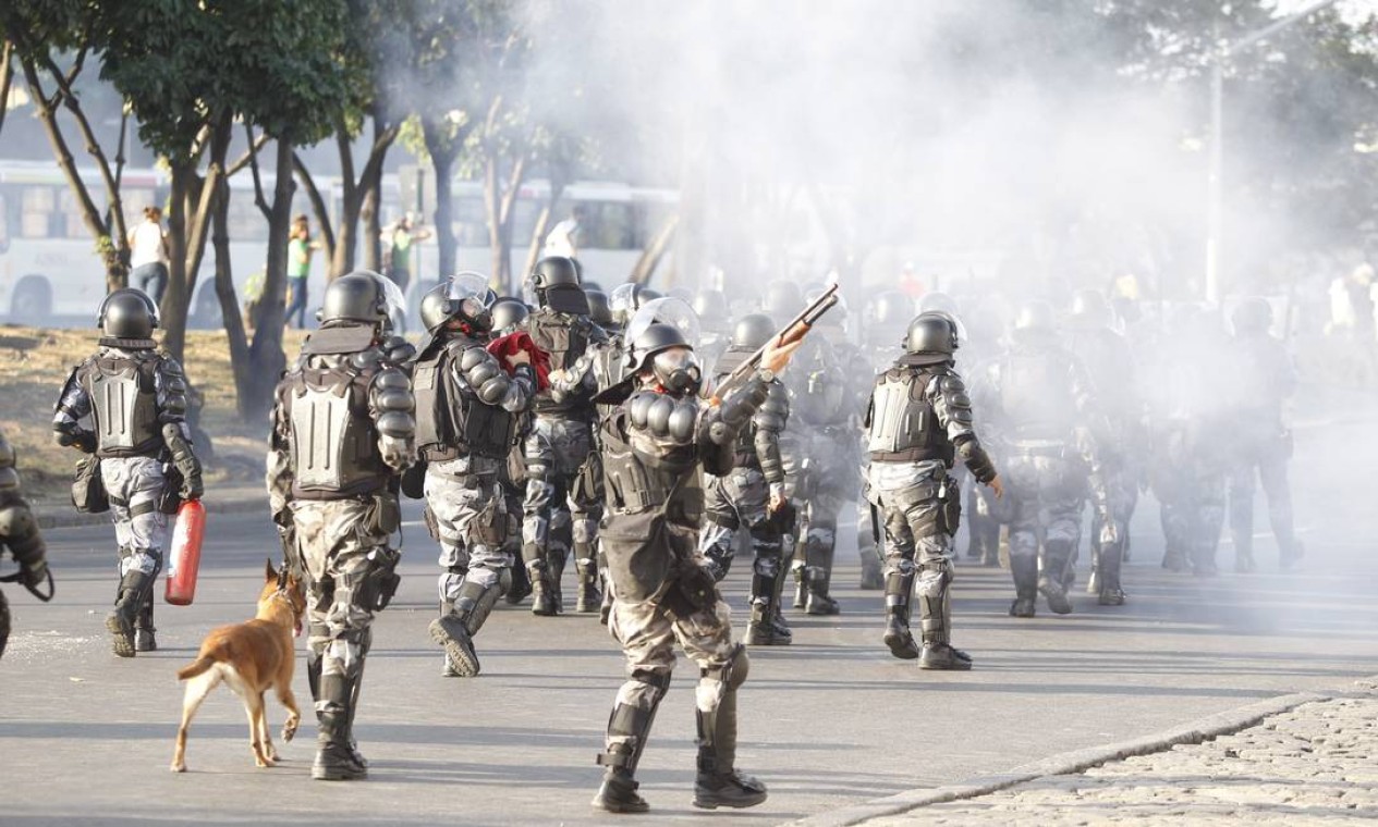 Policiais atiram bombas de gás lacrimogêneo nos manifestantes próximos ao Maracanã Foto: Pedro Kirilos / Agência O Globo