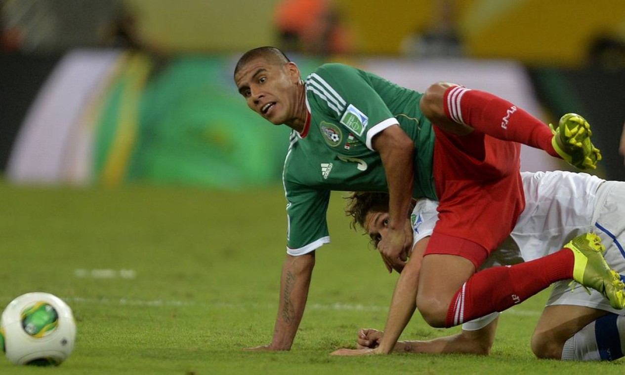 Mexico's defender Carlos Salcido (top) and Italy's forward Alessio Cerci during their FIFA Confederations Cup Brazil 2013 Group A football match, at the Maracana Stadium in Rio de Janeiro on June 16, 2013. AFP PHOTO / YURI CORTEZ Foto: YURI CORTEZ / AFP