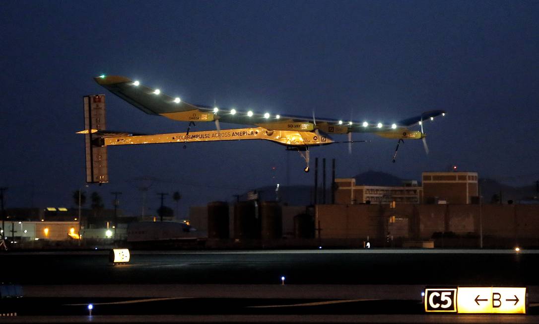 
Avião Solar Impulse em descida em aeroporto de Phoenix, no Arizona, durante uma das escalas da viagem, em maio
Foto: Matt York / AP/ 22-05-2013