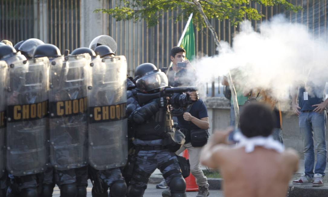 
No domingo, protesto em torno do Maracanã, durante o jogo México e Itália, terminou em confronto com policiais
Foto: FOTO: Pedro Kirilos / Agência O Globo