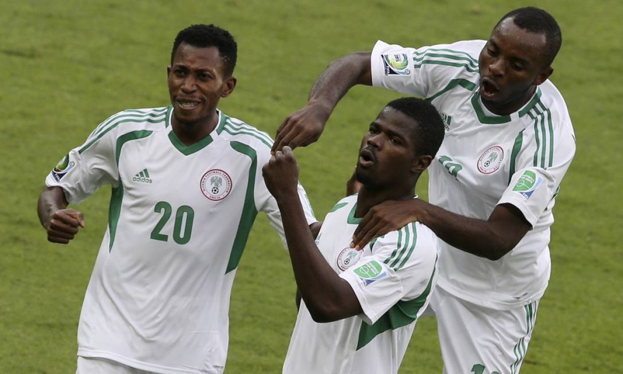 Nigerianos comemoram o primeiro gol na Copa das Confederações Foto: PAULO WHITAKER / REUTERS