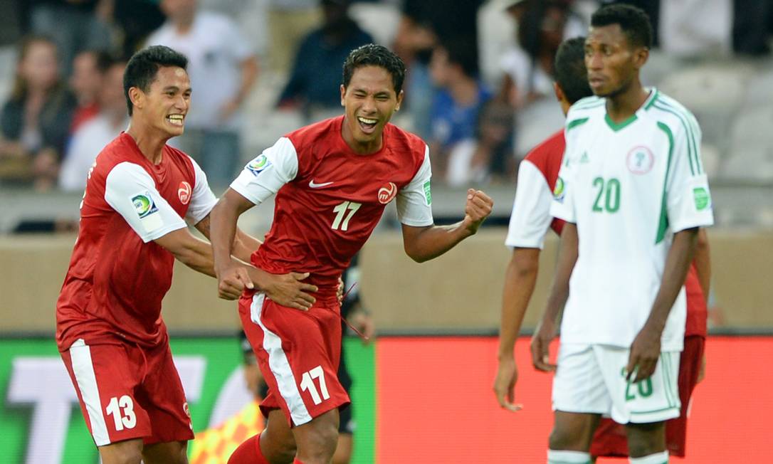 Jogadores do Taiti comemoram o primeiro gol na Copa das Confederações Foto: EITAN ABRAMOVICH / AFP