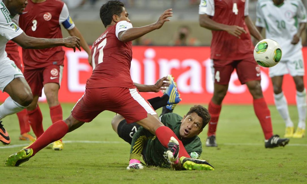 Aos 22 minutos do segundo tempo, Jonathan Tehau marcou contra, ampliando a vantagem nigeriana Foto: Eugenio Savio / AP
