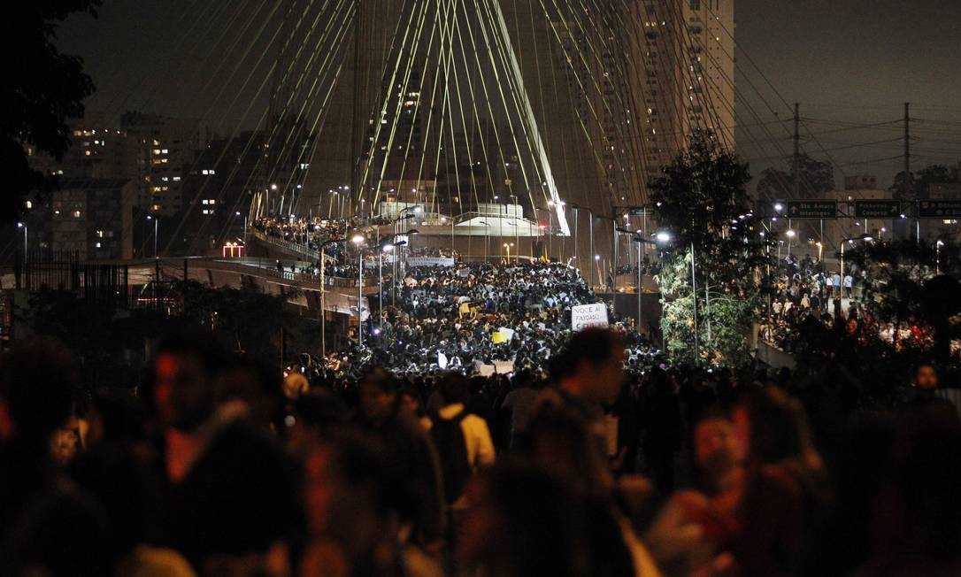 
Manifestantes tomaram a Ponte Estaiada, no Brooklin, em São Paulo, em protesto nesta segunda-feira
Foto: Michel Filho / Agência O Globo