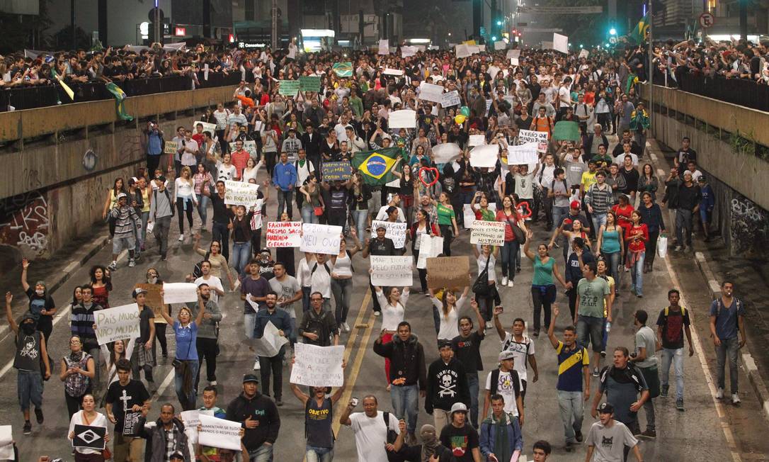 Manifestação contra o aumento da passagem de ônibus em São Paulo Foto: ELIARIA ANDRADE / Agência O Globo