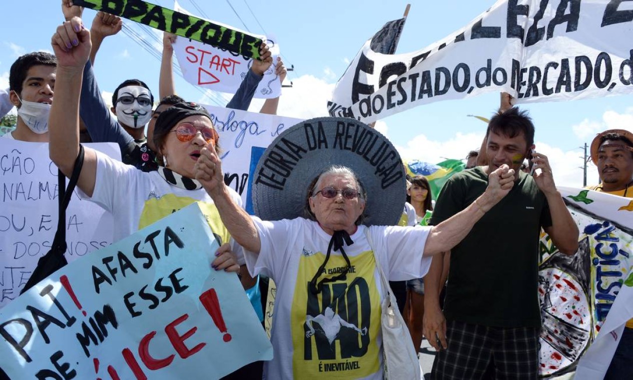 Com cartazes e faixas, manifestantes fecharam vias de acesso ao estádio Foto: VANDERLEI ALMEIDA / AFP
