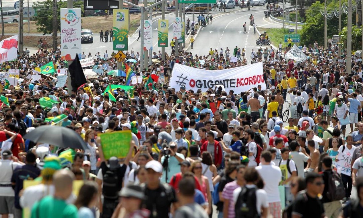 Pelo menos 15 mil pessoas participam da manifestação em Fortaleza Foto: Ivo Gonzalez / AgÃªncia O Globo