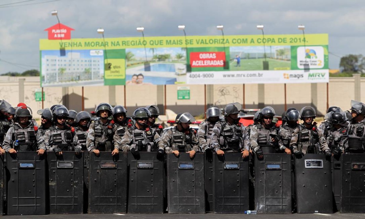 Policiais montam barreira para impedir que protesto se aproxime do estádio Foto: Ivo Gonzalez / Agência O Globo