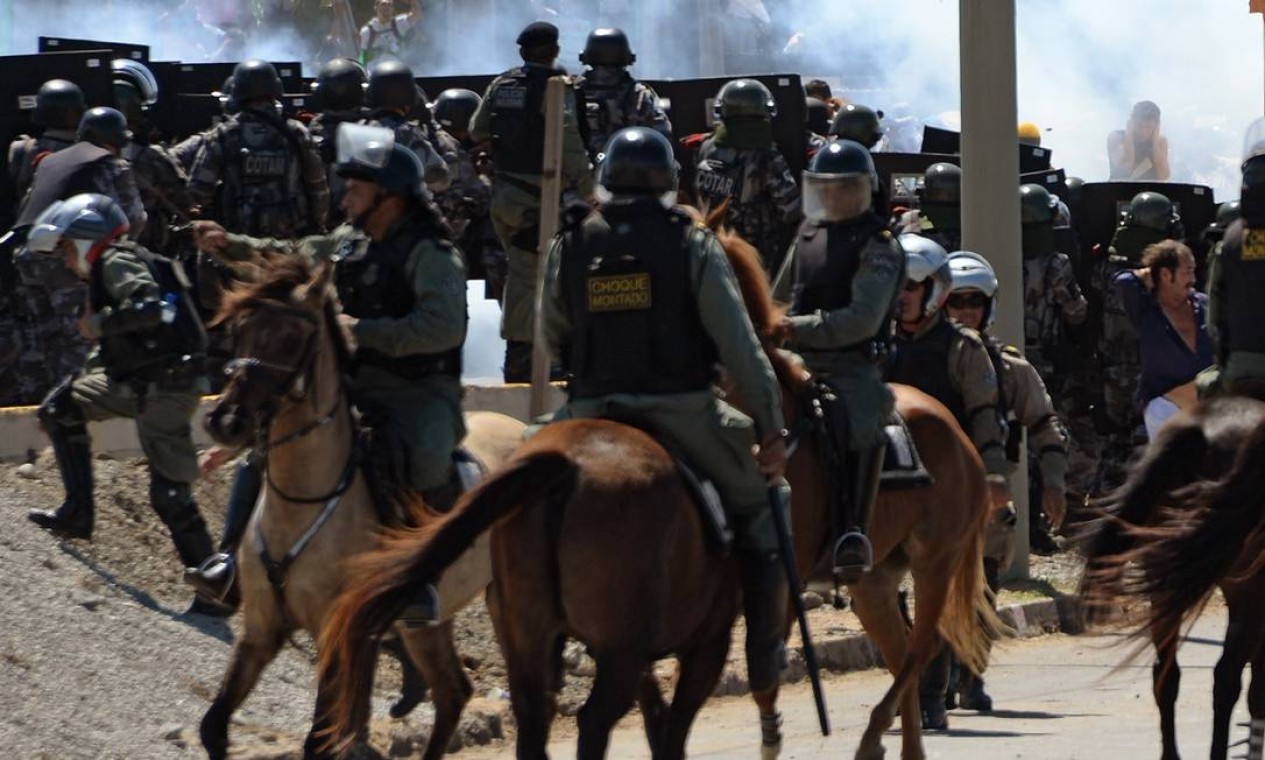 Riot police officers clash with protesters who try to block access to the Castelao Stadium in Fortaleza, where Brazil is to play Mexico in a FIFA Confederations Cup Brazil 2013 football match, to denounce the events' $15 billion price-tag, on June 19, 2013. Some of the roughly 10,000 protesters at the site hurled stones at security forces, who responded with tear gas and rubber bullets. Brazil deployed special federal police Wednesday to protect Confederations Cup venues, as mass "Tropical Spring" protests against government spending for the 2014 World Cup turn violent. AFP PHOTO / VANDERLEI ALMEIDA Foto: VANDERLEI ALMEIDA / AFP