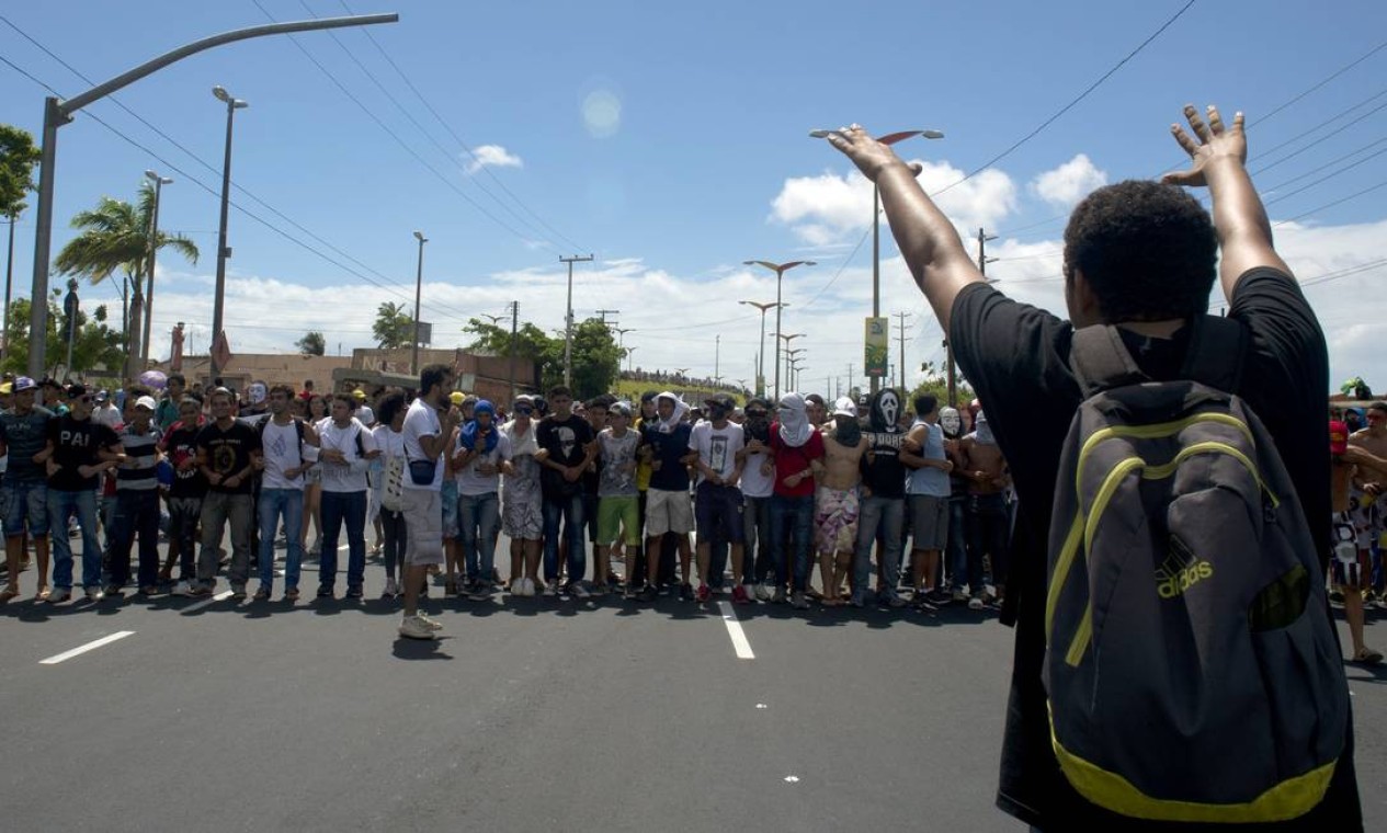 Manifestantes bloqueiam o acesso ao estádio Castelão Foto: YURI CORTEZ / AFP