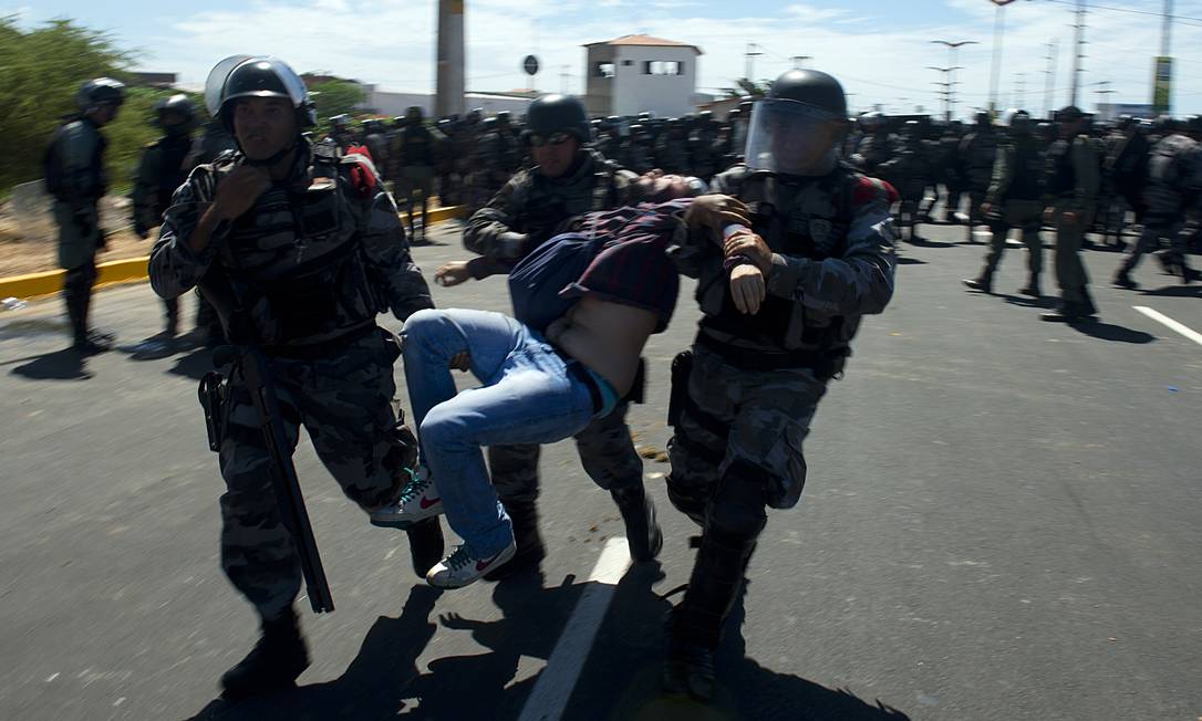 
Um dos manifestantes é detido por policiais no protesto em frente ao estádio do Castelão
Foto: Yuri Cortez / AFP