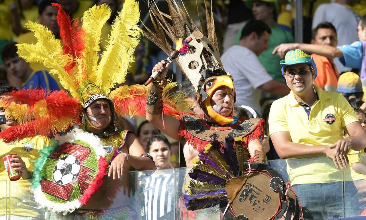 Supporters of Mexico and one of Brazil (R) wait for the start of the FIFA Confederations Cup Brazil 2013 Group A football match between Brazil and Mexico, at the Castelao Stadium in Fortaleza, on June 19, 2013. AFP PHOTO / JUAN BARRETO Foto: JUAN BARRETO / AFP