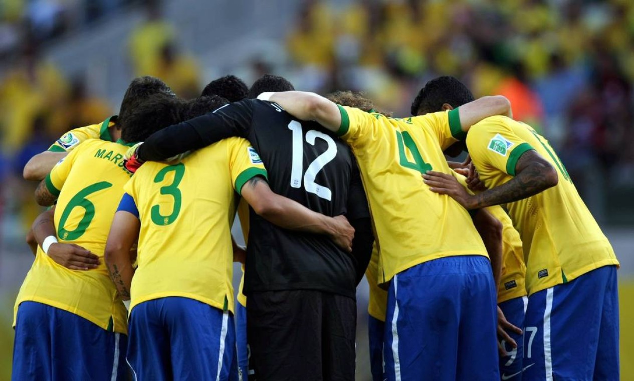 Seleção brasileira se concentra antes do início do segundo tempo Foto: Agência O Globo